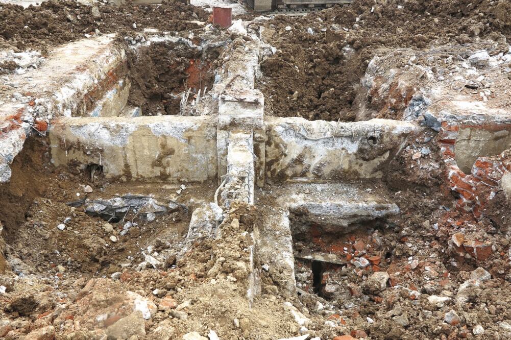 La limpieza será desde la cimentación de lo que fue el Hospital Materno Infantil que se incendió en enero (ESPECIAL)