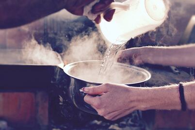 Truco para quitarle un golpe a tu auto usando agua caliente 