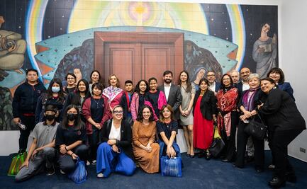 Beatriz Gutiérrez Müller devela en Chile mural de Gabriela Mistral donado por México