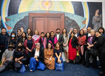 Beatriz Gutiérrez Müller devela en Chile mural de Gabriela Mistral donado por México