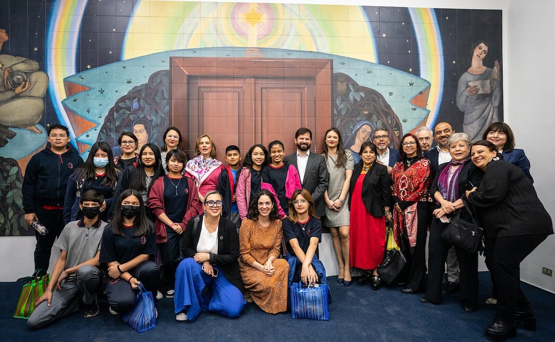 La esposa de AMLO participó en la entrega de memorias de la escritora. Foto: EFE