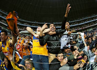 Reporteros ayudaron a barrista de Tigres a entrar al campo