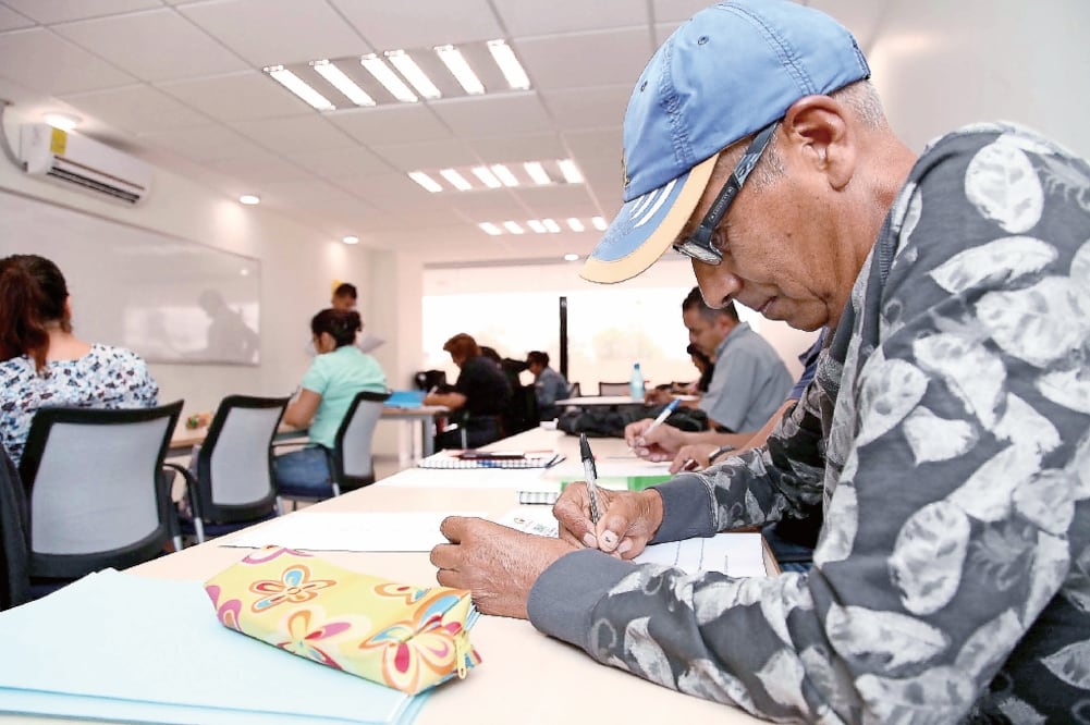 Miguel Hernández Betanzo, de 72 años, vecino de la colonia Izcalli Jardines, ingresó a la Universidad Mexiquense del Bicentenario, a la Unidad de Estudios Superiores para Adultos Mayores, para cursar la licenciatura en Derecho (EMILIO FENANDEZ. EL UNIVE)