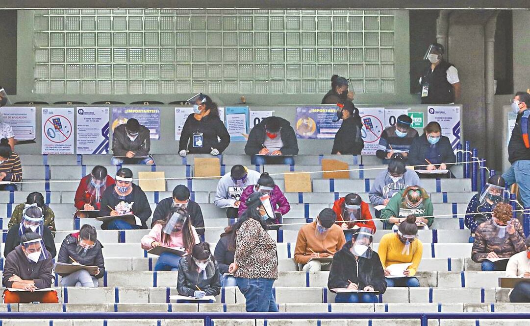 Los aspirantes resolvieron sus exámenes en las gradas de CU. Foto: DIEGO SIMÓN. EL UNIVERSAL