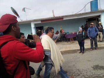 Tras 8 horas, inconformes liberan a funcionario en Oaxaca; acusan retraso en obras