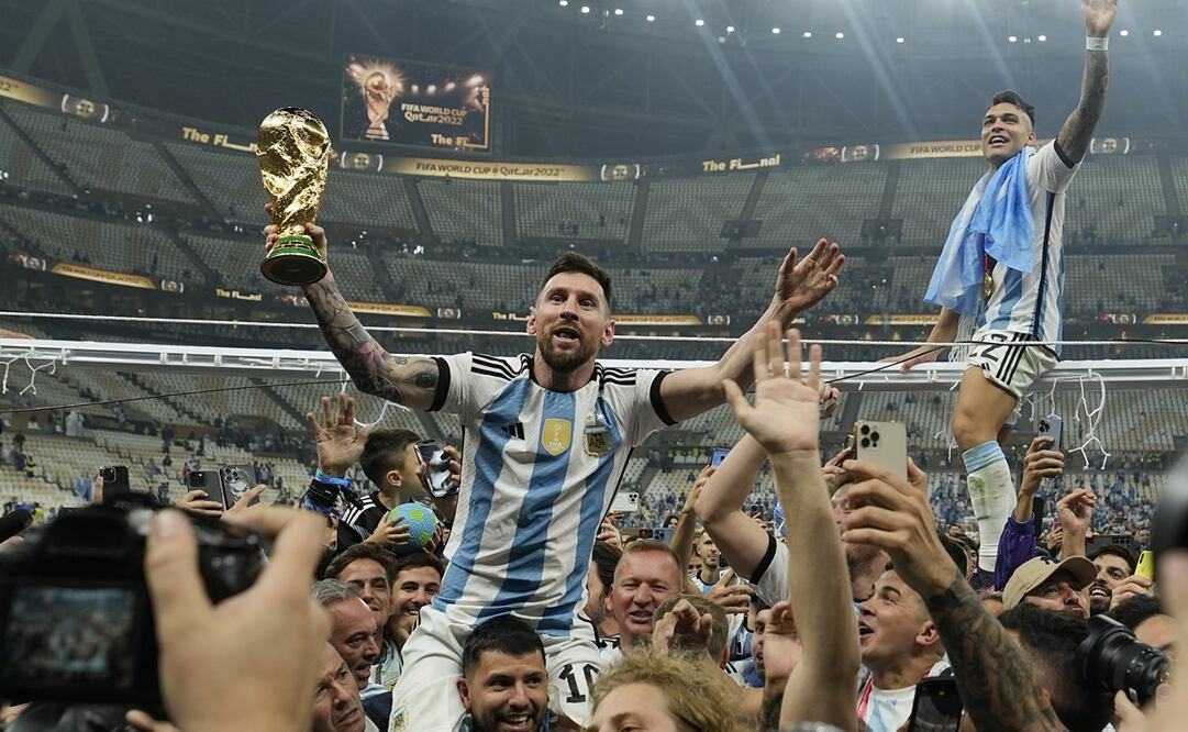 Lionel Messi cargado en hombros de Sergio Aguero / Foto: AP