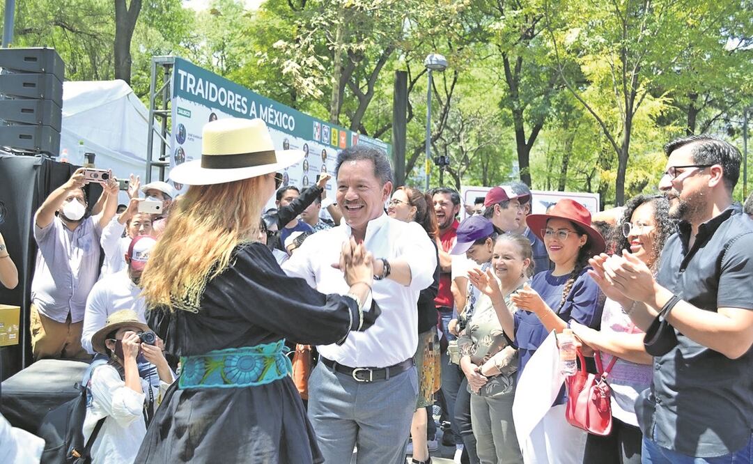 Ignacio Mier Velazco, coordinador de Morena en la Cámara de Diputados, bailó al ritmo de las bandas que amenizaron el Festival por la Soberanía Nacional. El legislador dijo que hay que “fusilar” a los “traidores” de manera pacífica. Foto: Especial.