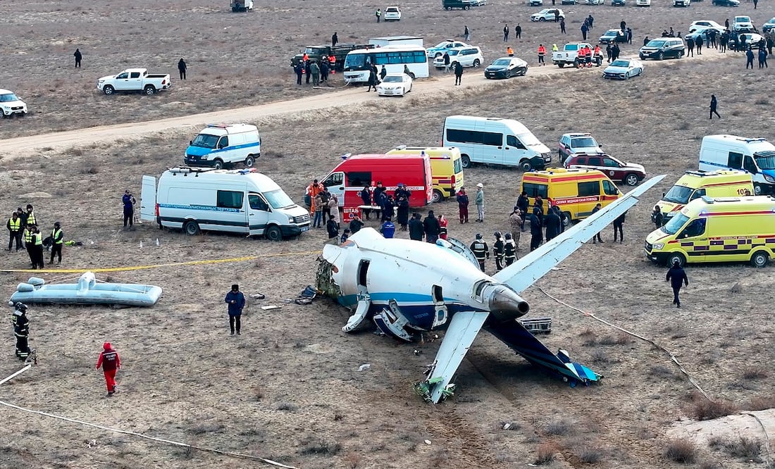 Los restos del Embraer 190 de Kazakhstan Airlines yacen en el suelo cerca del aeropuerto de Aktau, Kazajstán, el miércoles 25 de diciembre. Foto: AP