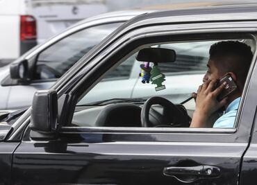 ¿De cuánto es la multa por usar el celular mientras manejo?
