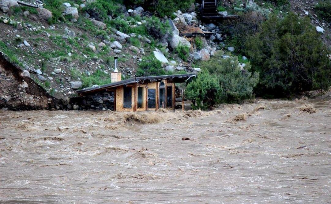 Inundaciones en Gardiner, Montana, cerca del Parque Yellowstone. Foto: AP