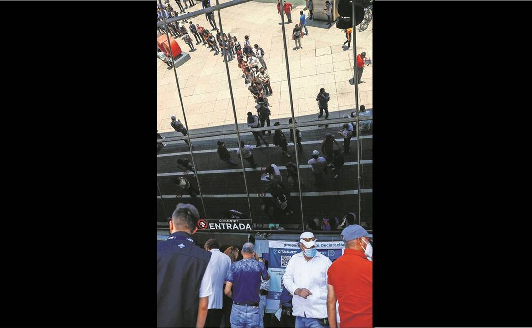 De acuerdo con empresarios, con millones de trabajadores que requieren la constancia, habrá cuellos de botella y filas enormes en las oficinas de la autoridad, cómo se constató la semana pasada. Foto: Diego Simón/EL UNIVERSAL