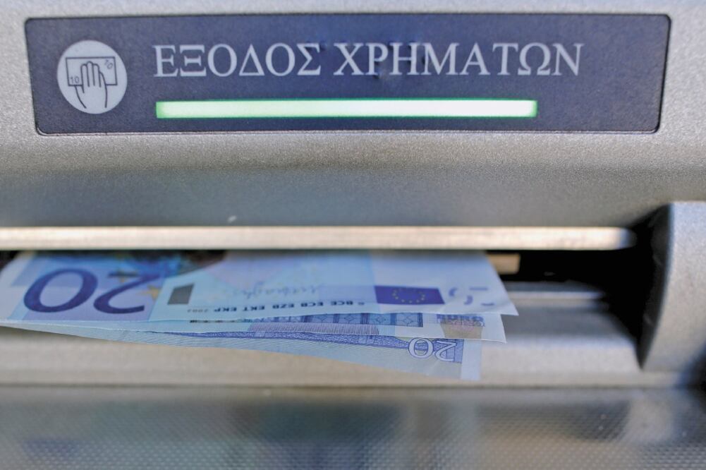 Corralito. Los ciudadanos griegos sólo podían retirar 60 euros al día de cajeros automáticos. Foto/CHRISTIAN HARTMANN. REUTERS
