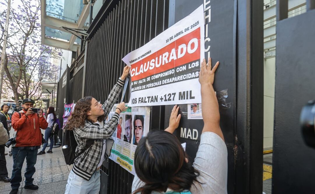 Colectivos de madres buscadoras realizan un cierre simbólico en las puertas 2 y 3 del senado de la república. Foto: Gabriel Pano/ El Universal