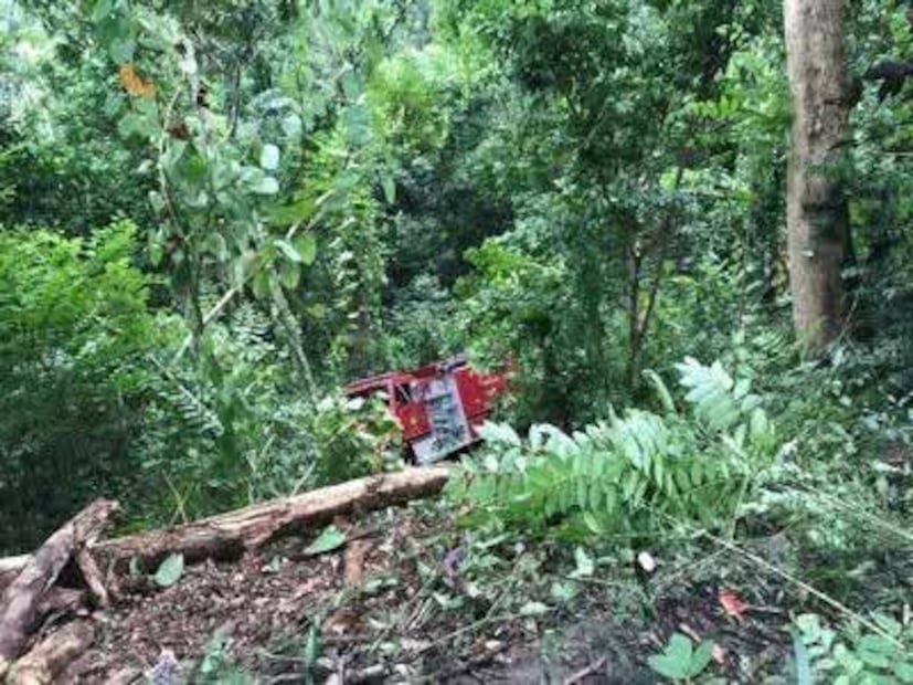 De acuerdo con los reportes policiales, el conductor habría perdido el control, cayendo a un barranco de unos 30 metros de profundidad. (Foto: especial)