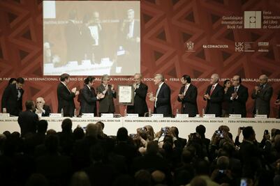 Enrique Vila-Matas recibe el premio FIL de Literatura