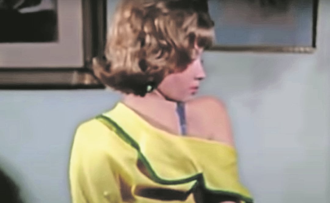 En el filme de los 60 ella realiza un striptease, hasta que algo la espanta.