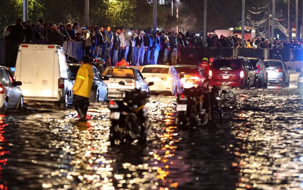 La fuerte lluvia que se ha registrado a lo largo de la tarde-noche en la Ciudad, ha provocado que el "drenaje metropolitano se encuentre totalmente saturado", informó el gobierno capitalino. Foto: Valente Rosas/EL UNIVERSAL