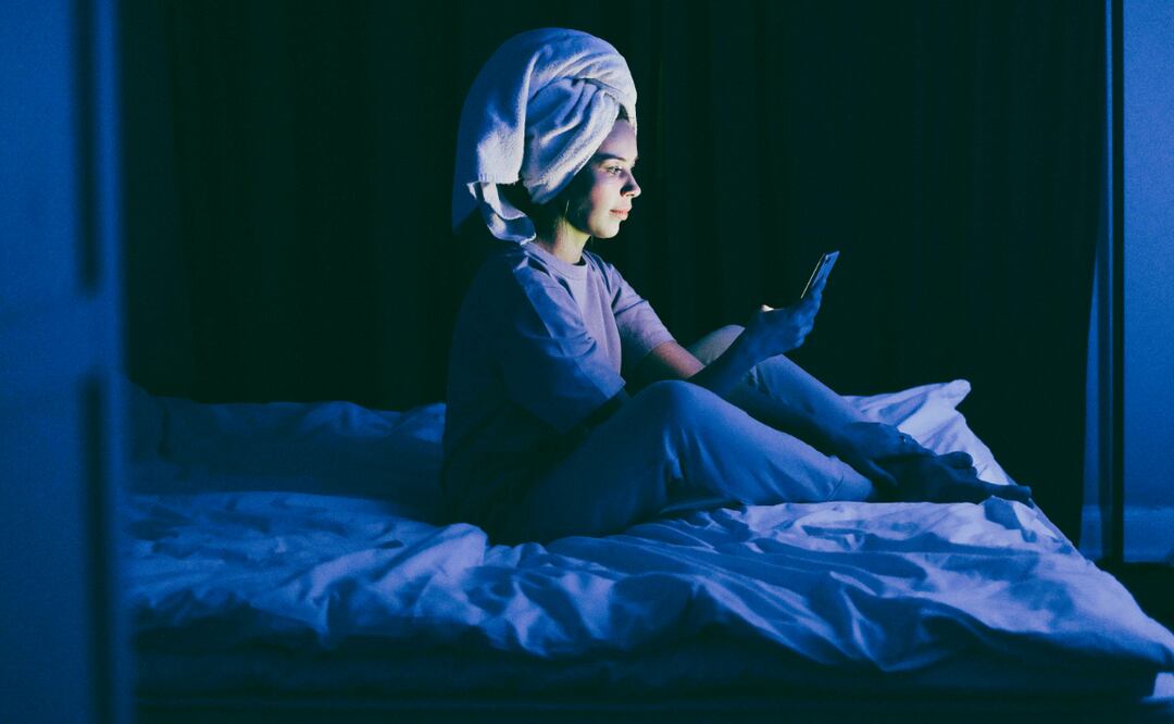 El uso constante de pantallas puede afectar la luminosidad de la piel. Foto: Pexels