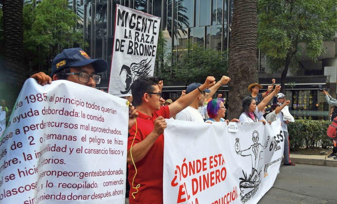 A seis meses del temblor que sacudió a la Ciudad de México, poco más de 300 familias se manifestaron en el Ángel de la Independencia, los afectados aseguran que no han recibido ningún tipo de ayuda (BERENICE FREGOSO. EL UNIVERSAL)