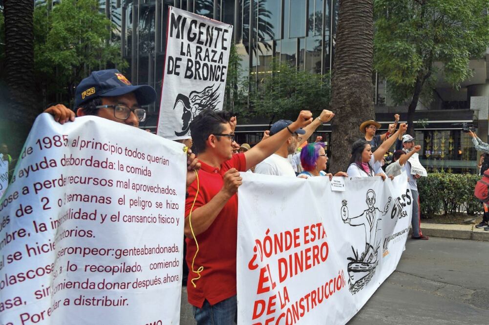A seis meses del temblor que sacudió a la Ciudad de México, poco más de 300 familias se manifestaron en el Ángel de la Independencia, los afectados aseguran que no han recibido ningún tipo de ayuda (BERENICE FREGOSO. EL UNIVERSAL)