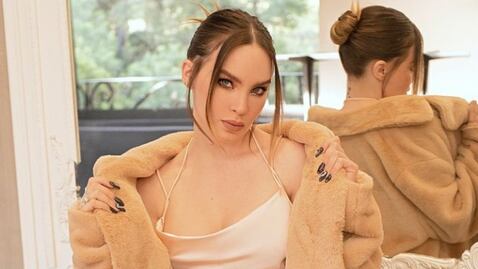 Belinda luce sexy look con solo un abrigo