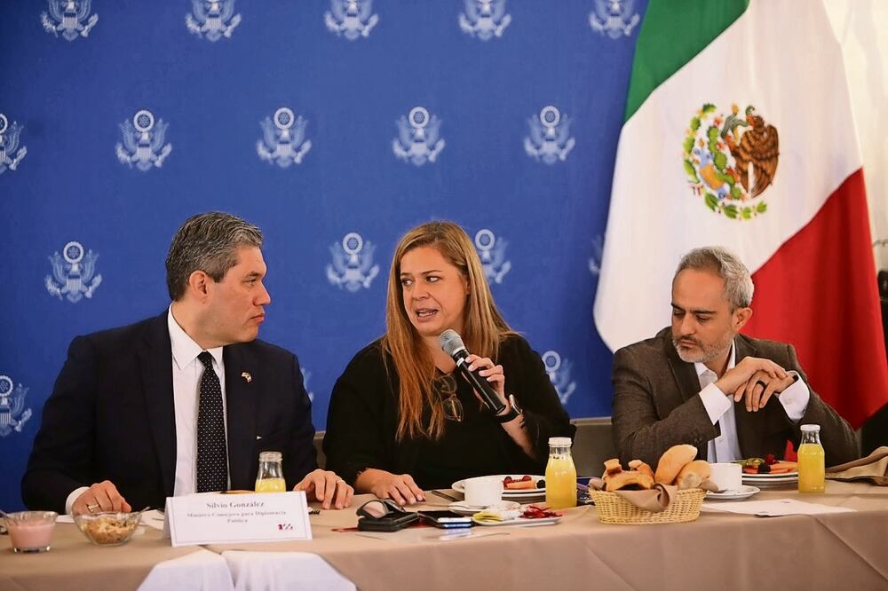 Silvio González, Elizabeth Andión y Alejandro Barrón, ofrecieronuna ruedade prensa. Foto: Embajada de EU en México