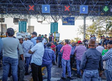 Caos en carreteras de Sinaloa por bloqueos de productores de maíz