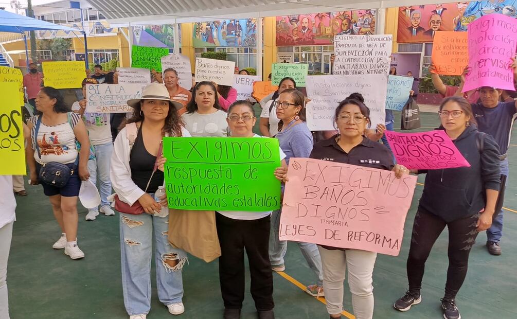 Padres de familia bloquean Av. Lomas Verdes exigen baños dignos en escuela "Leyes de Reforma". Foto: Rebeca Jiménez