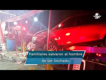 Conductor arrasa con mesas, sillas y hasta la parrilla al chocar contra taquería en Ecatepec