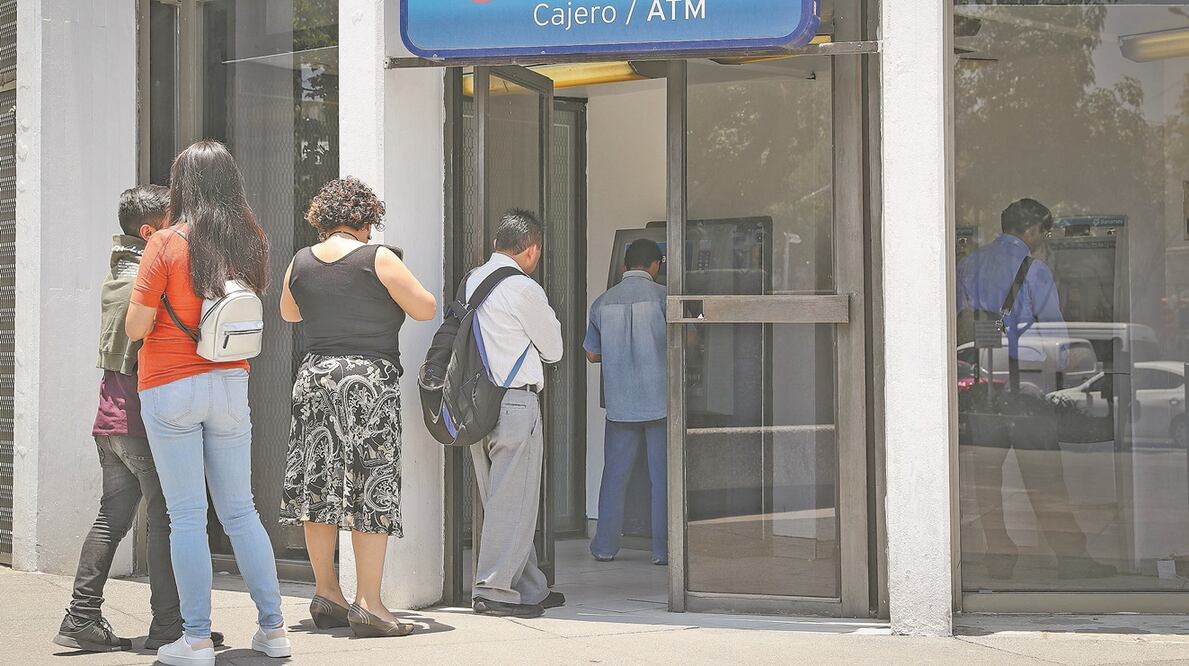 De acuerdo con el estudio del Inegi, las mujeres se sienten intimidadas al acudir a bancos o cajeros automáticos. Foto: ARCHIVO EL UNIVERSAL