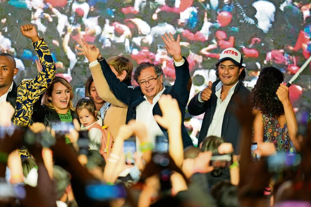 Gustavo Petro con su hijo Nicolás, en la noche de las elecciones presidenciales el 29 de mayo de 2022. Foto: Fernando Vergada | AP