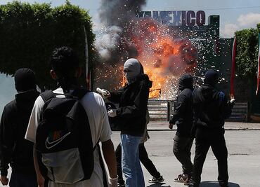 FOTOS: Así fueron las violentas protestas de normalistas en Iguala a 11 años del Caso Ayotzinapa