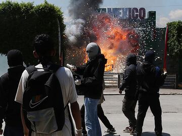 FOTOS: Así fueron las violentas protestas de normalistas en Iguala a 11 años del Caso Ayotzinapa