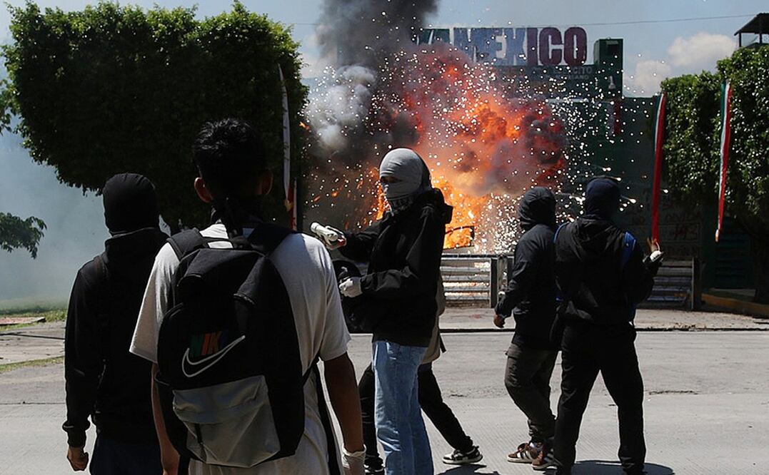 Normalistas lanzaron petardos a las instalaciones del 27 Batallón de Infantería del Ejército, en Iguala, Guerrero, en el marco de los once años de la desaparición de los 43 normalistas de Ayotzinapa, el 23 de septiembre de 2025. Foto: EFE