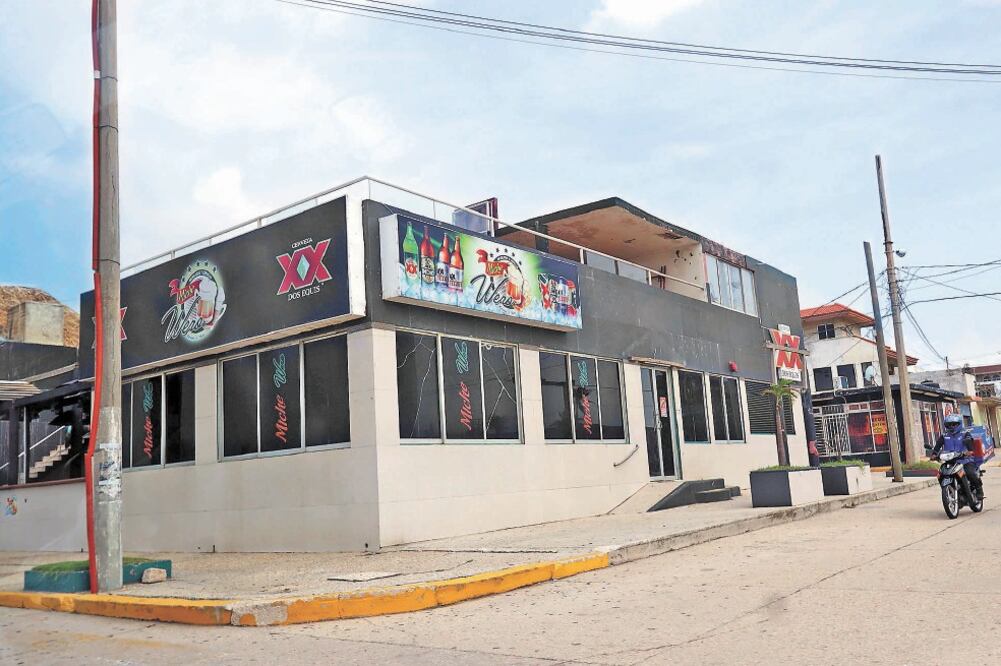 En el malecón de Coatzacoalcos se puede observar un gran número de negocios cerrados, sobre todo bares, debido a las extorsiones, denuncian habitantes. Foto: OMAR CONTRERAS. EL UNIVERSAL