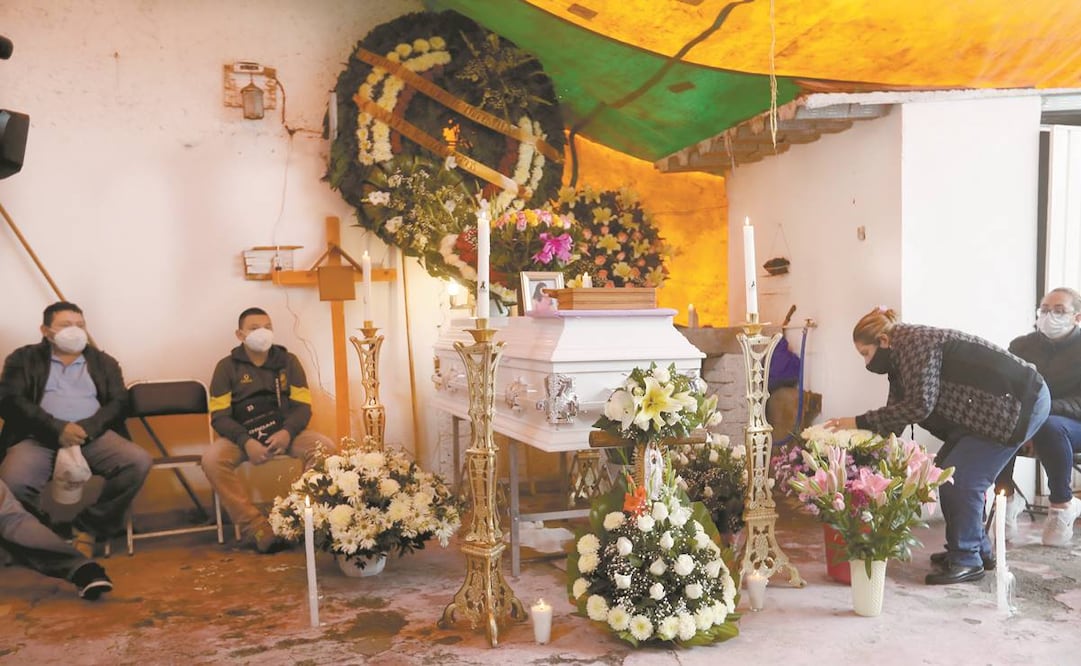 Luego de ser velada, Ana Karen será sepultada este jueves en el panteón Jardines del Recuerdo en Tlalnepantla. Foto: Valente Rosas/ EL UNIVERSAL.