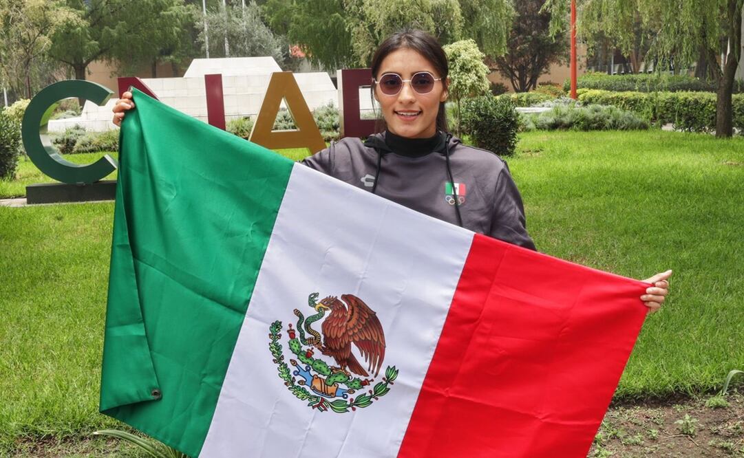 La pugilista Fátima Herrera posa con la bandera de México - Foto: @CONADE en X