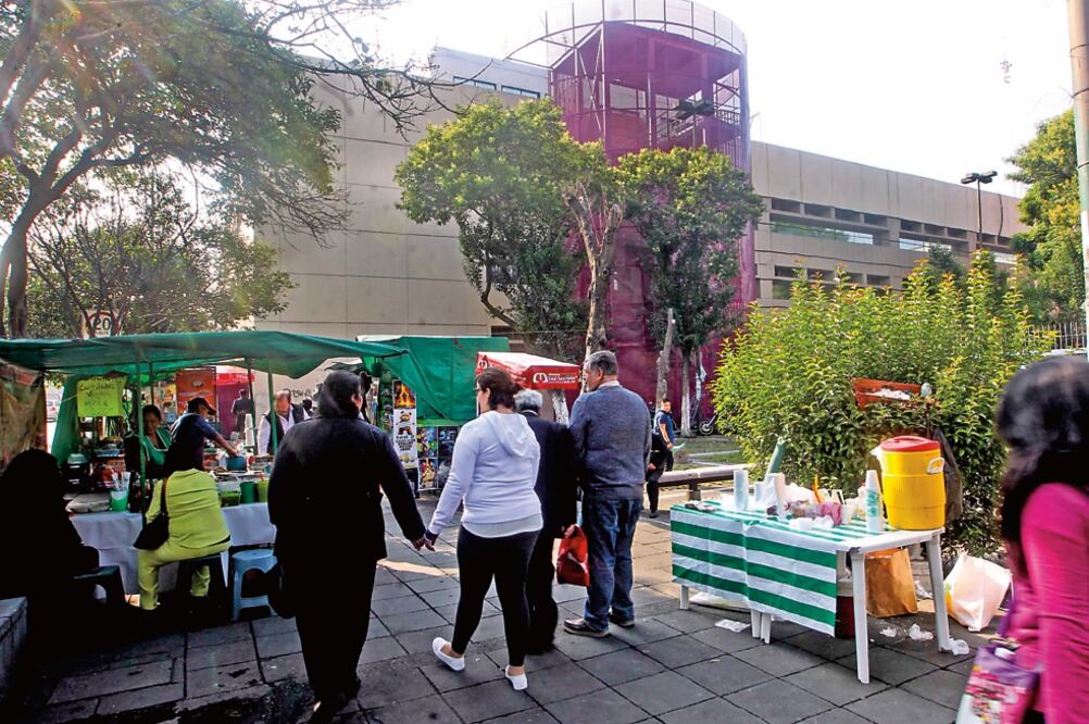 Según vendedores ambulantes, ellos deben pagar una cuota inicial por el espacio que les asignan, una semanal y otras extraordinarias. (LUIS CALDERÓN FERNANDO RAMÍREZ)