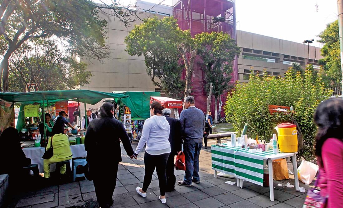 Según vendedores ambulantes, ellos deben pagar una cuota inicial por el espacio que les asignan, una semanal y otras extraordinarias. (LUIS CALDERÓN FERNANDO RAMÍREZ)