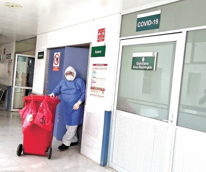 Durante el recorrido para la recolección de desechos, los trabajadores de la Ruta Roja no deben hablar con nadie para prevenir el contagio; al principio de la pandemia entregaban 450 kilos semanales, ahora rebasan la tonelada. Foto: Irma Mejía