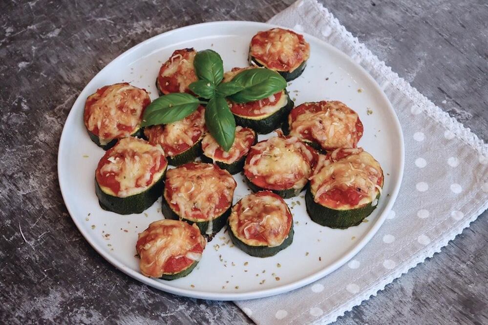 Las pizzas de calabacita son una buena opción de botanas sin gluten / Foto: Instagram