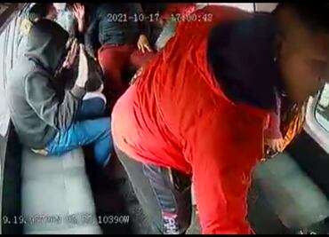 VIDEO. “¡Te dije que te arrancaras!", asaltan combi y golpean a pasajera en la México-Puebla