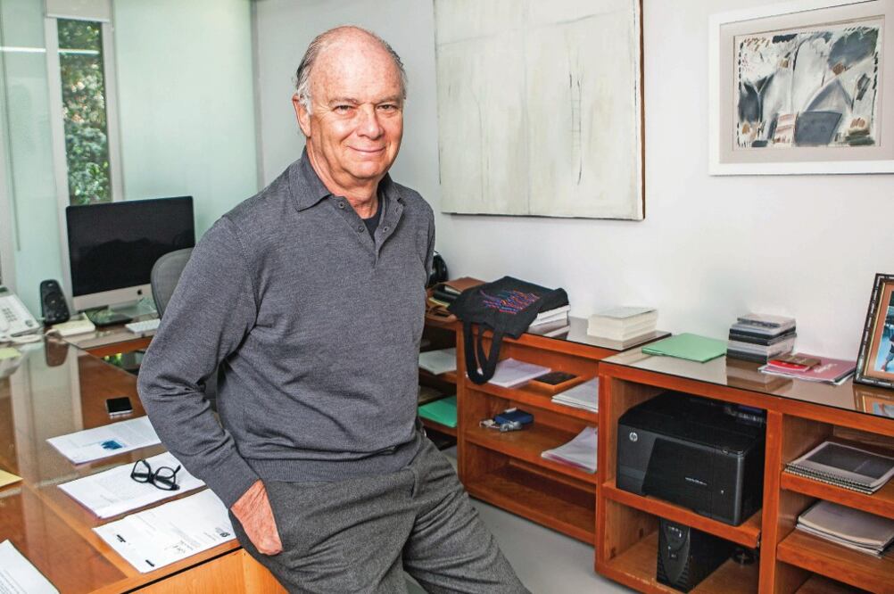 Enrique Krauze en su oficina de la revista "Letras Libres", que fundó en 1999. El escritor, editor y biógrafo ha publicado más de 20 libros (GERMÁN ESPINOSA. EL UNIVERSAL)
