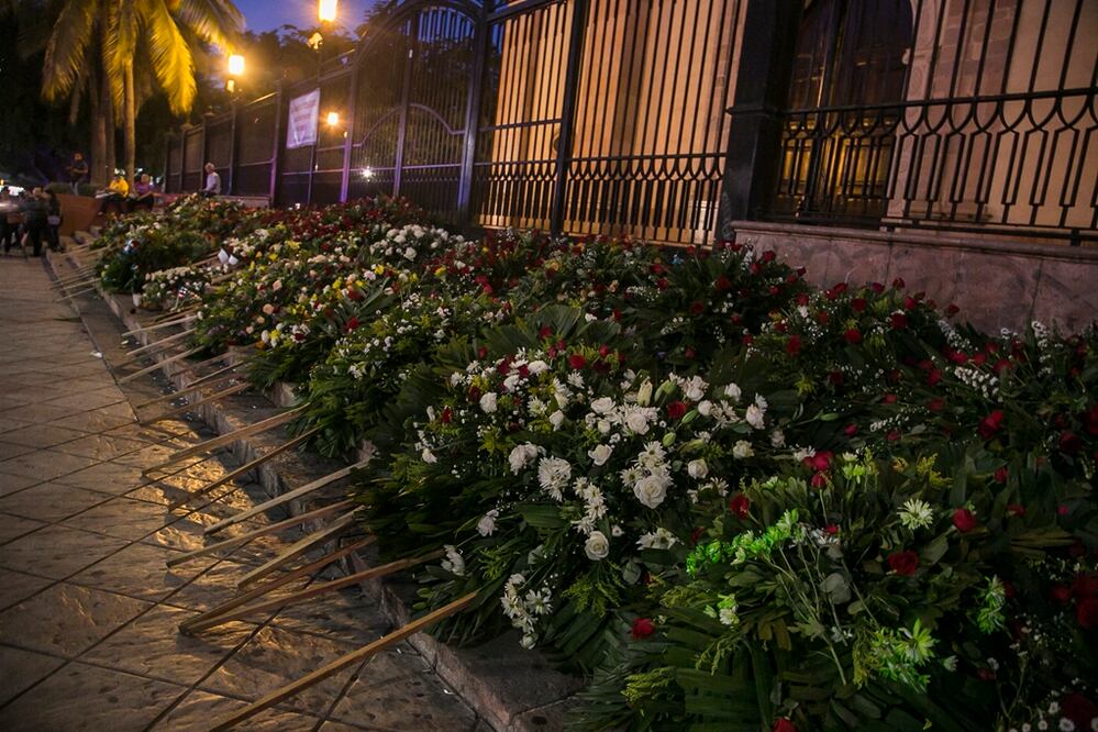 Familiares, amigos y compañeros dieron el ultimo adiós al periodista Javier Valdez en una misa de cuerpo presente, posteriormente llevaron los arreglos florales a las escaleras de la catedral de Culiacán. Foto: Cuartoscuro.com