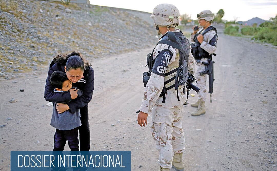 Una migrante cubana abraza a su hijo, enfrente de elementos de la Guardia Nacional, en Ciudad Juárez, Chihuahua, el pasado 22 de julio. Foto/JOSÉ LUIS GONZÁLEZ. REUTERS 