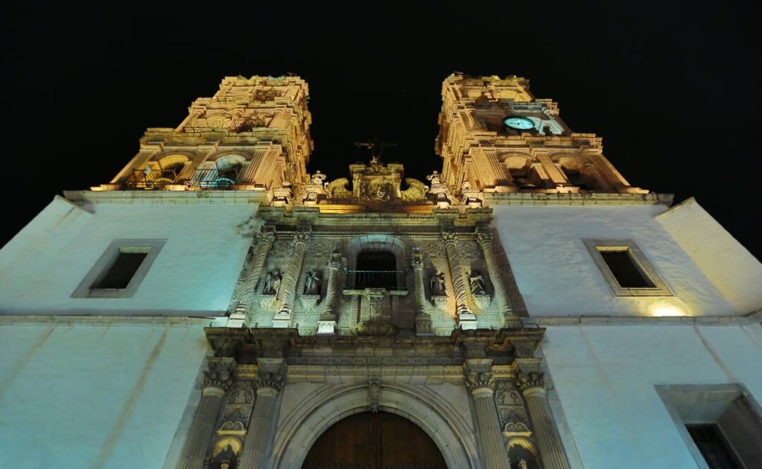 La sombra de una monja se proyecta todas las noches en una de las torres de la Catedral de Durango. (Foto: Sergio Tapia. EL UNIVERSAL)