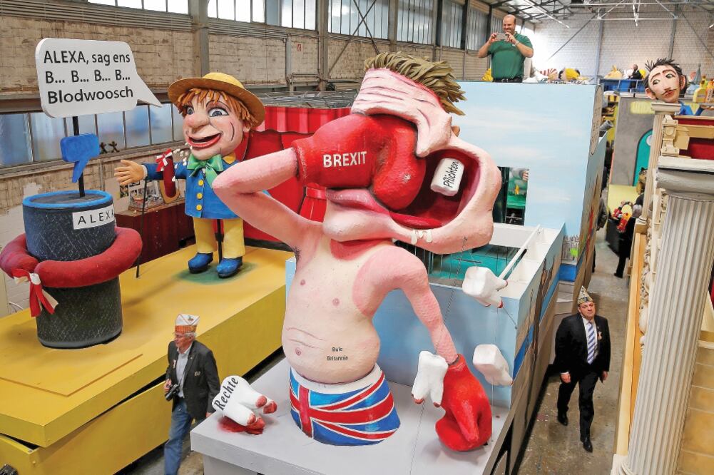 Una escultura de papel maché de un británico golpeándose con un guante que dice: “Brexit”. La figura se usará en el Lunes de las Rosas, en Colonia, Alemania. Foto: WOLFGANG RATTAY. REUTERS