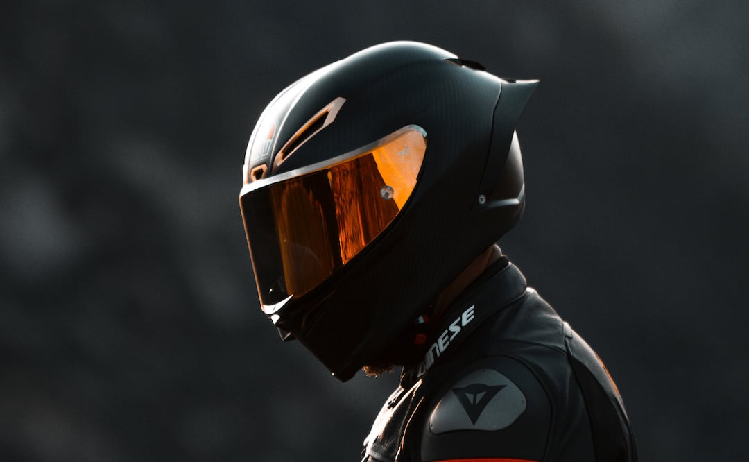 Las modificaciones al Reglamento de Tránsito señalan que los cascos de motocicleta deben contar con certificaciones y ciertas características. Imagen: Unsplash