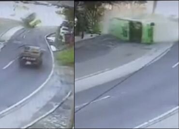 Trasladan a urgencias a 8 lesionados por volcadura de camión de pasajeros en la México-Cuernavaca; uno está grave