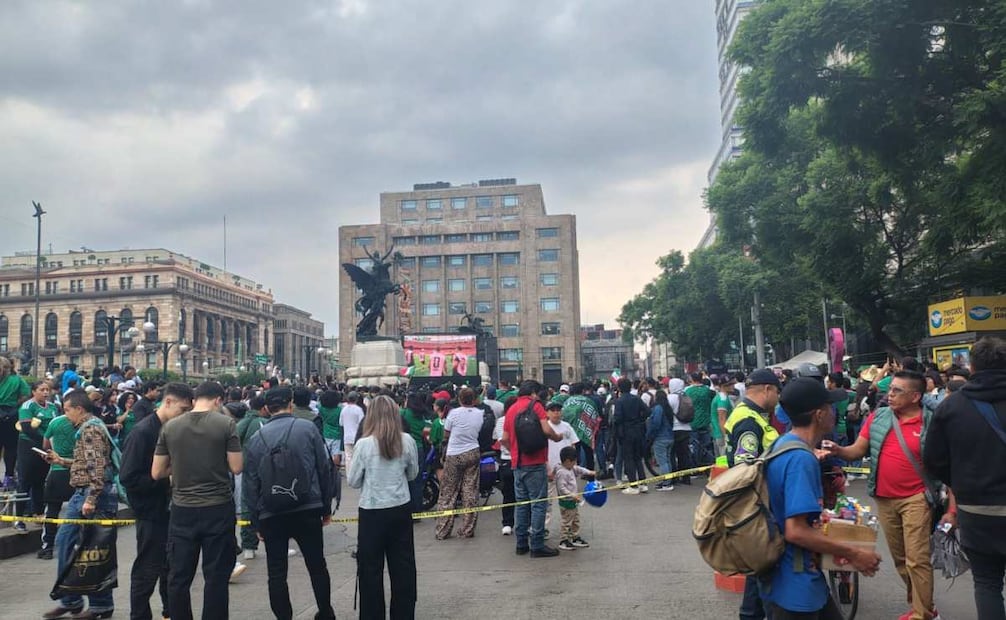 "Si ganamos nos vamos al Ángel"; aficionados toman Avenida Juárez en espera del inicio del partido contra Corea del Sur. Foto: Arantxa Meave / EL UNIVERSAL